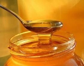 use a mixture of lemon and honey to naturally lighten your dark hair