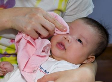 You can remove cradle cap on eyebrows when bathing your baby.